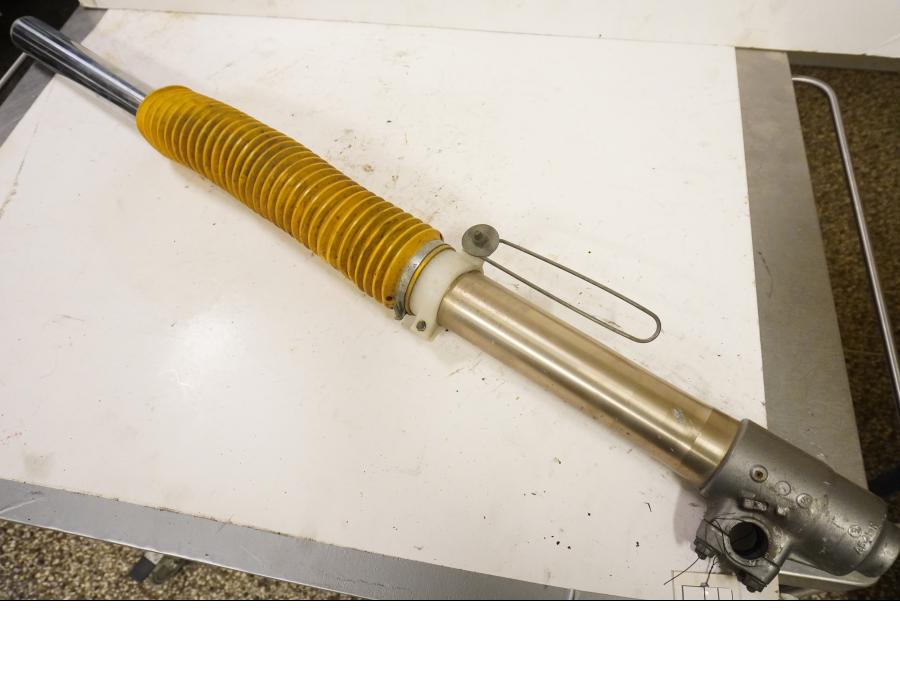 Framsidan på Gaffelben från en Suzuki DR 650 -1998 motorcykel.