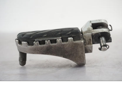 Baksidan på Fotpinne från en Triumph Tiger -2009 motorcykel.