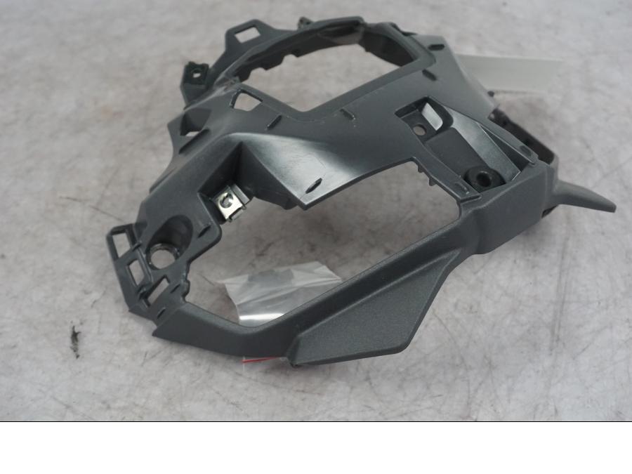 Framsidan på Strålkastarsarg från en Yamaha MT-09 -2024 motorcykel.