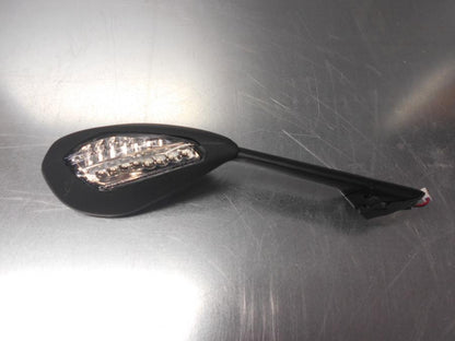 Framsidan på Backspegel från en Ducati 899 Panigale -2013 motorcykel.