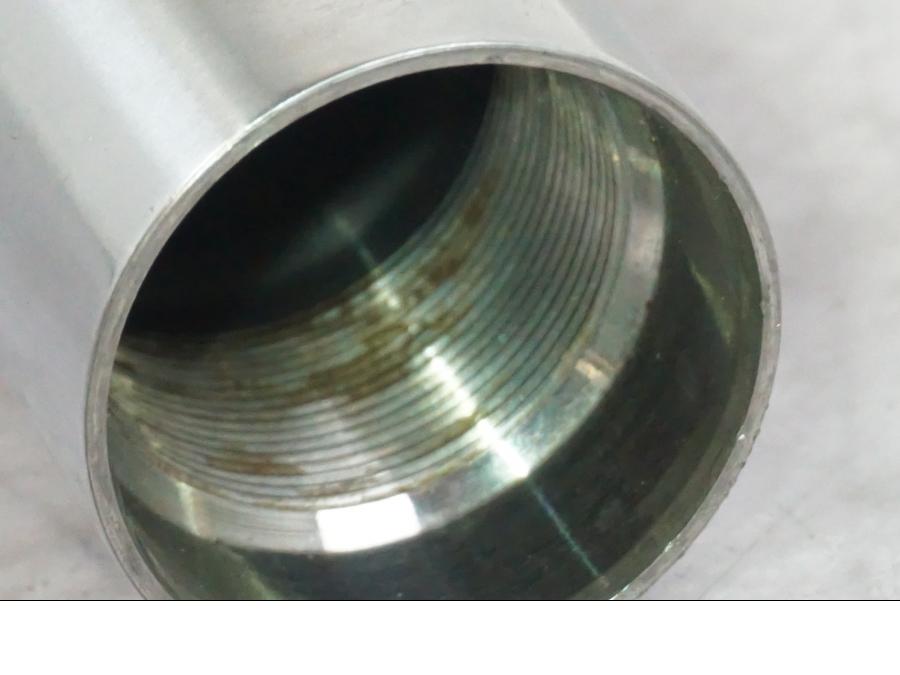 Snett nerifrån på Gaffelben från en Yamaha RD 125 -1980 motorcykel.