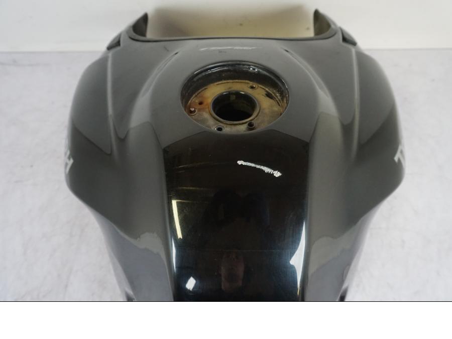 Höger sida på Bensintank från en Triumph Tiger -2009 motorcykel.