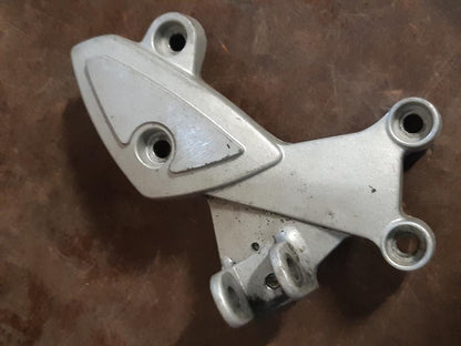 Framsidan på Fotpinnefäste från en Triumph Sprint RS -2000 motorcykel.