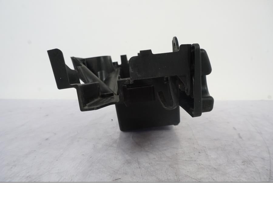 Snett uppifrån på Batterihållare från en Kawasaki ER-6N -2008 motorcykel.