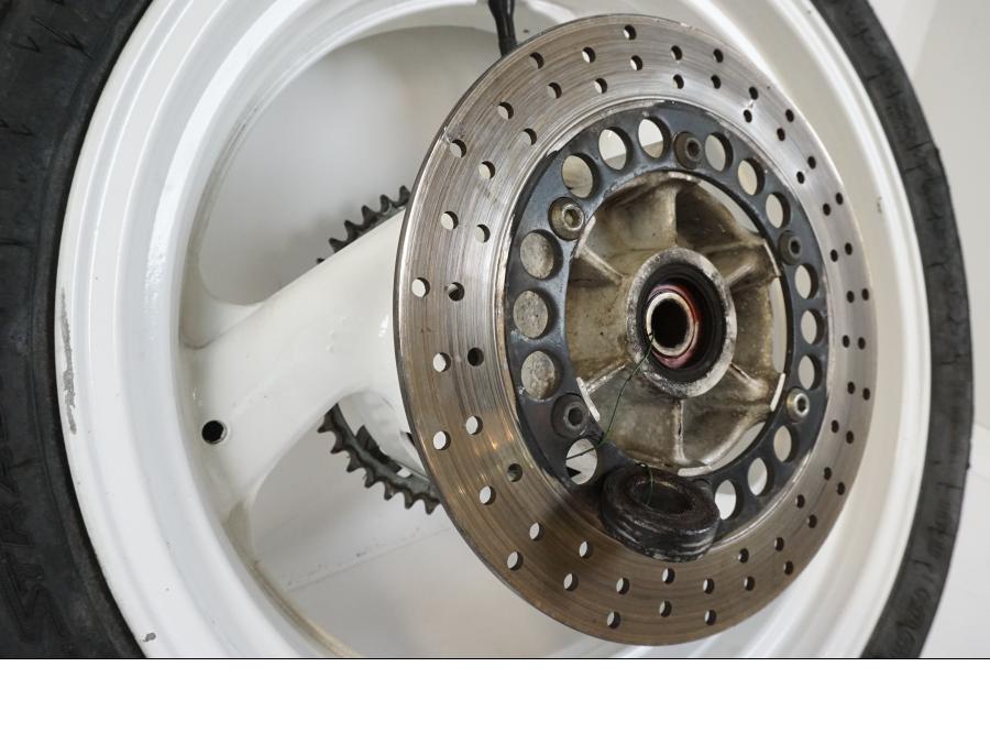 Snett uppifrån på Hjulpaket från en Yamaha FZR 1000 -1990 motorcykel.