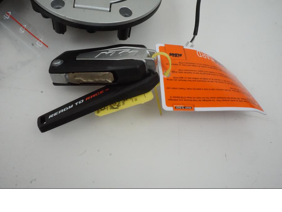 Baksidan på Låssats från en KTM 1290 Super Duke -2019 motorcykel.