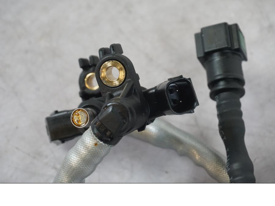 Snett nerifrån på Fuel Rail från en KTM 1290 Super Duke R -2022 motorcykel.