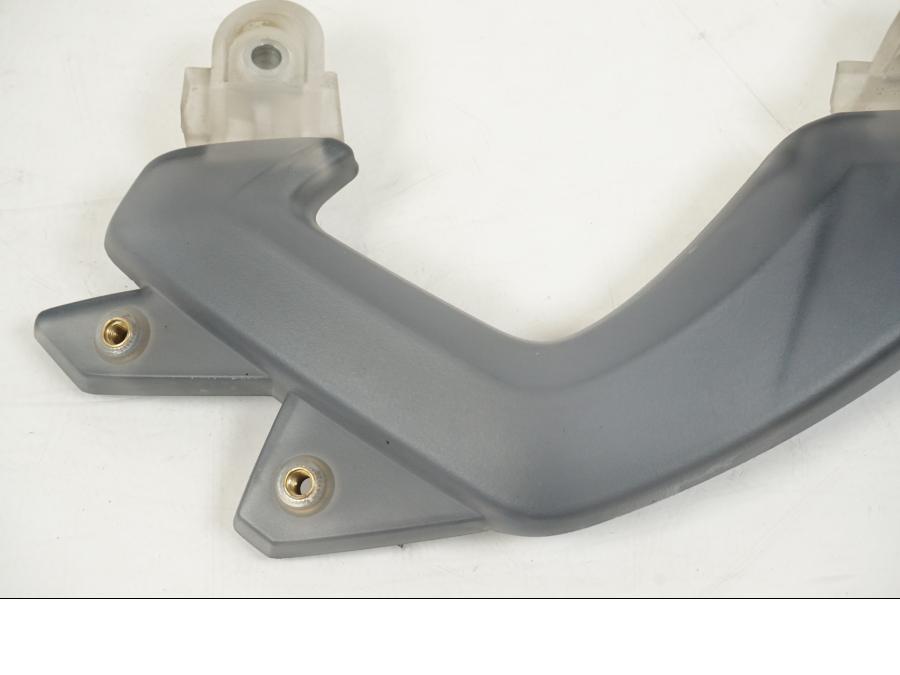 Baksidan på Vindrutefäste från en BMW F 650 CS -2002 motorcykel.