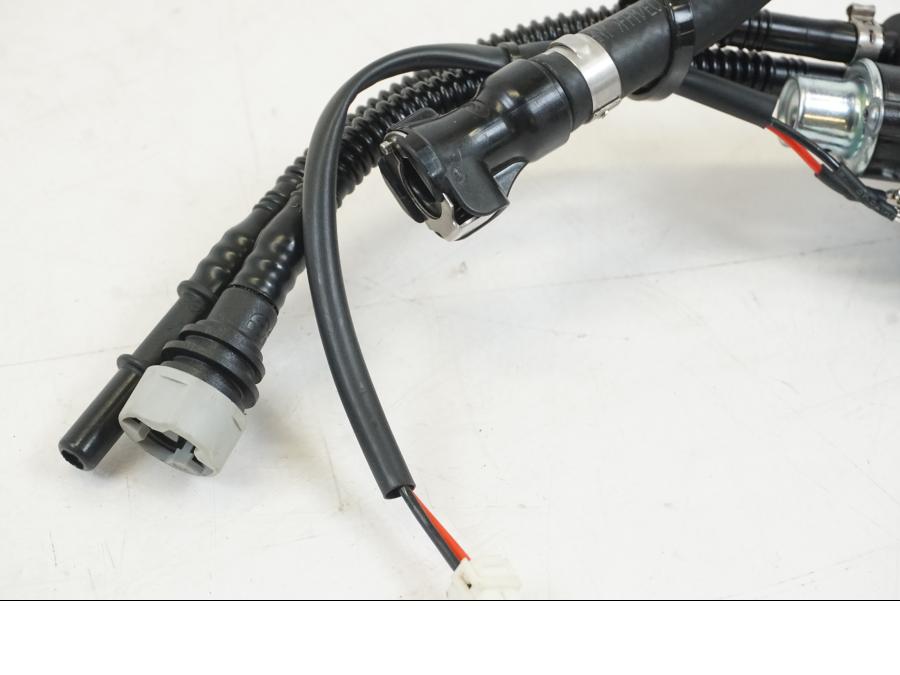 Snett nerifrån på Bensinpump insprut från en Husqvarna 701 Supermoto -2020 motorcykel.