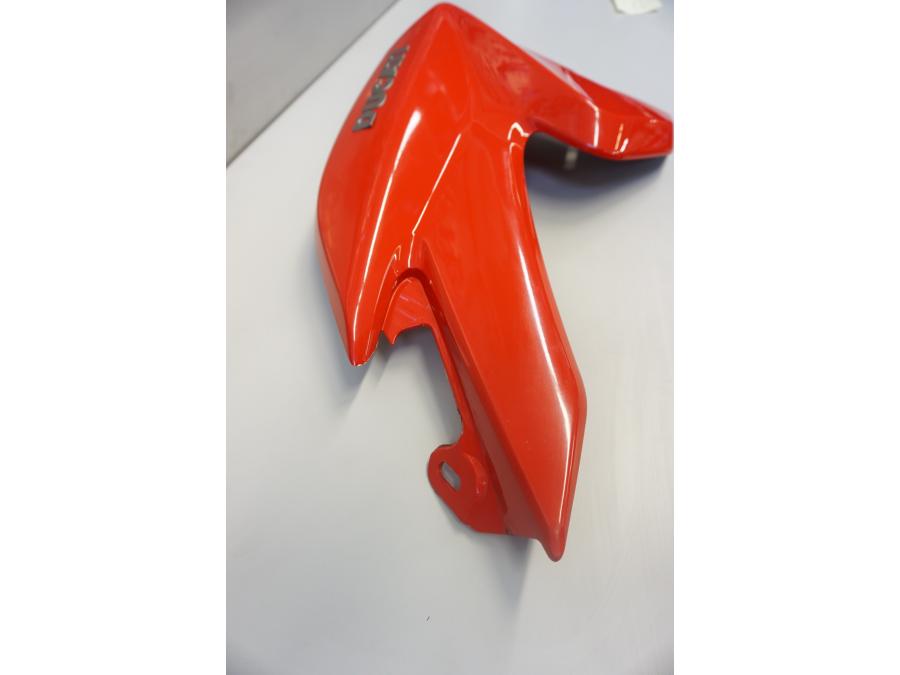 Höger sida på Bensintankskåpa från en Ducati Hyperstrada -2015 motorcykel.