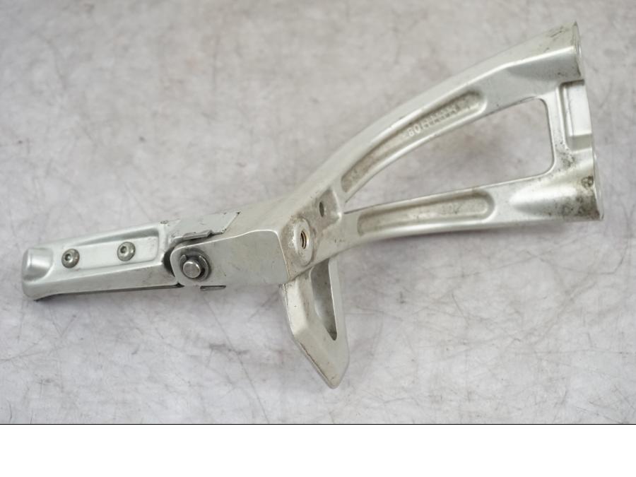 Höger sida på Fotpinnefäste från en Triumph Tiger -2009 motorcykel.