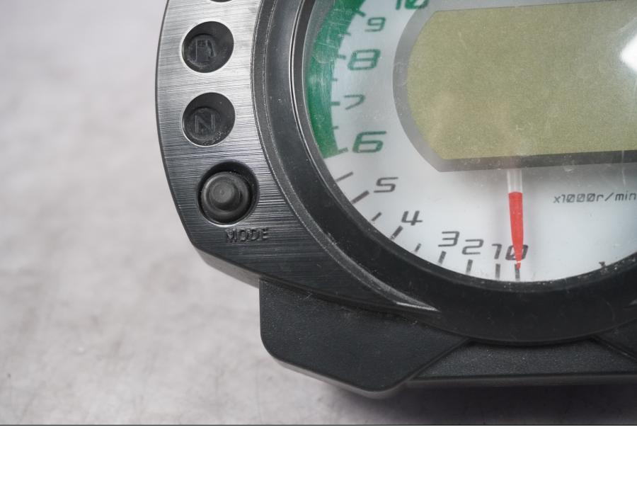 Höger sida på Instrumentpanel från en Kawasaki ZX-10R -2008 motorcykel.