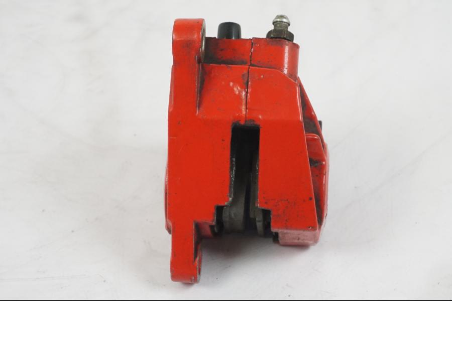 Vänster sida på Bromsok från en Aprilia RS 125 -2000 motorcykel.