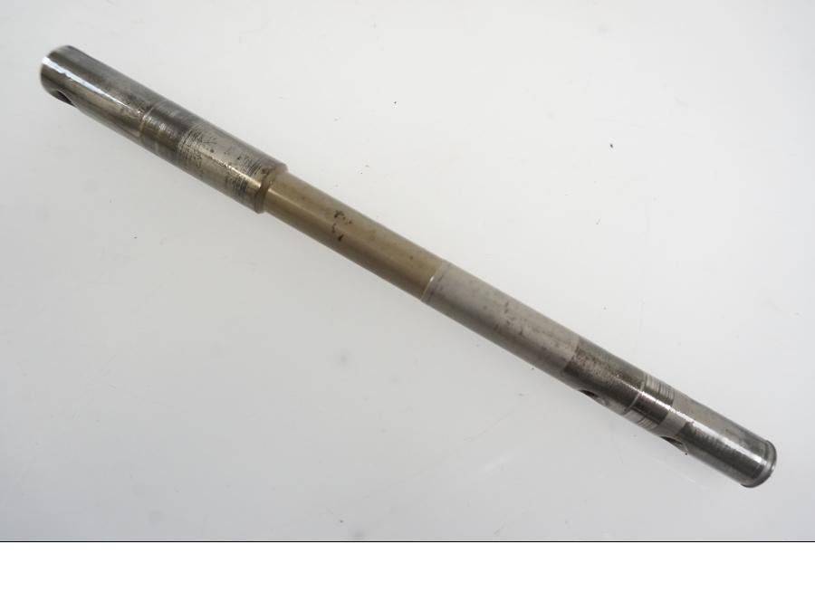 Snett nerifrån på Oljepump från en BMW F 800 GS -2009 motorcykel.