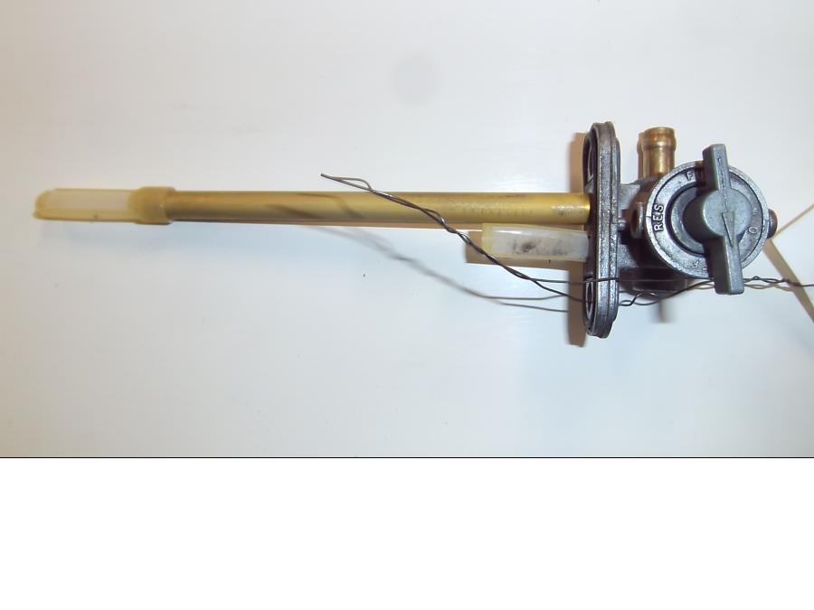 Framsidan på Bensinkran från en KTM 640 Duke -2002 motorcykel.