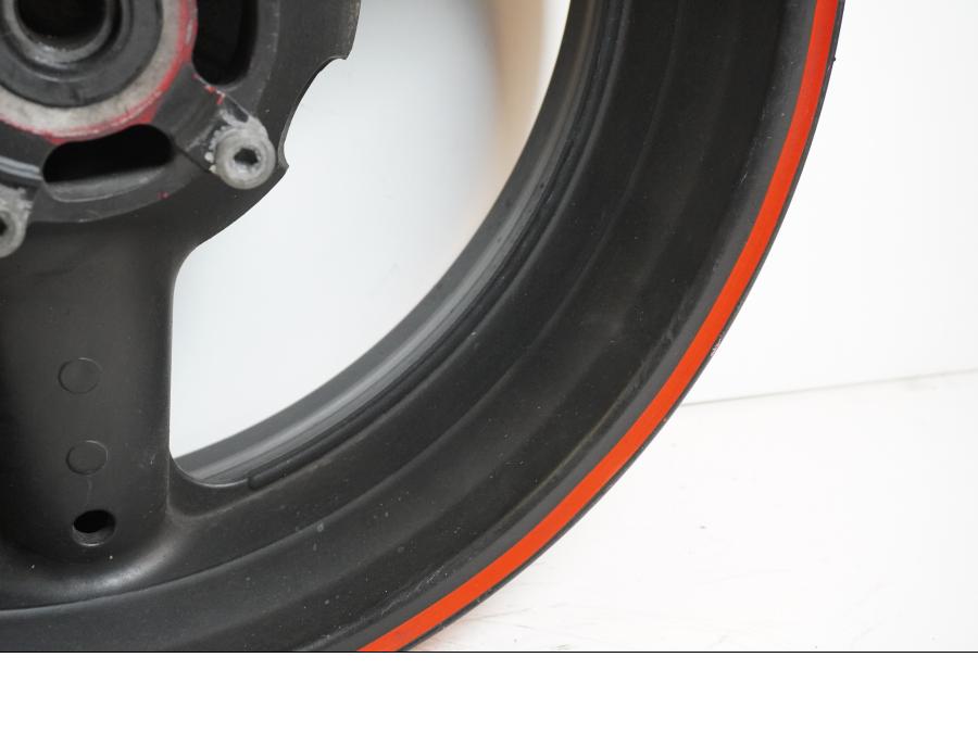 Höger sida på Fälg från en Suzuki GSX-R 750 -1995 motorcykel.