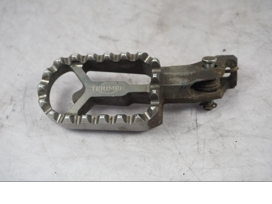 Framsidan på Fotpinne från en Triumph Tiger Explorer -2016 motorcykel.