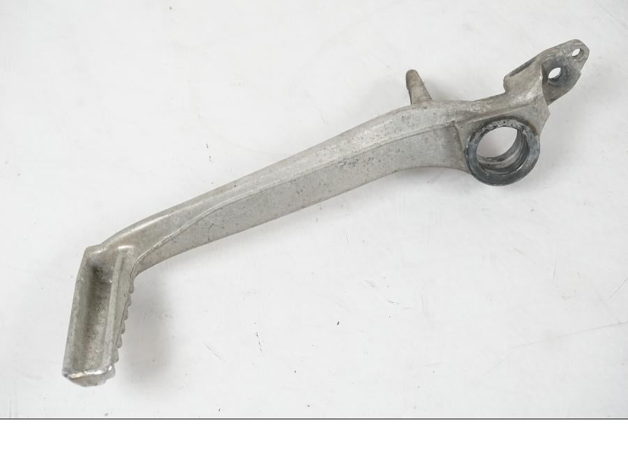 Vänster sida på Bromspedal från en Suzuki SV 650 S -2005 motorcykel.