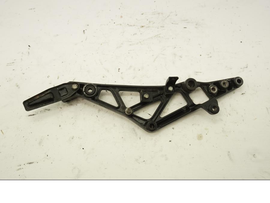 Baksidan på Fotpinnefäste från en Suzuki GSX 1100 EF -1985 motorcykel.