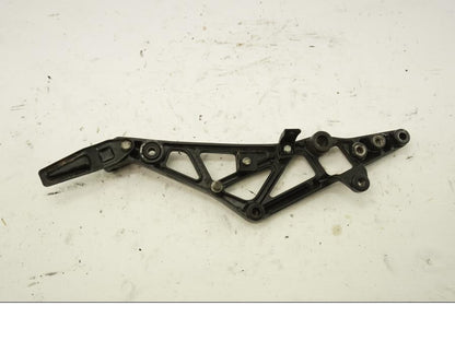 Baksidan på Fotpinnefäste från en Suzuki GSX 1100 EF -1985 motorcykel.