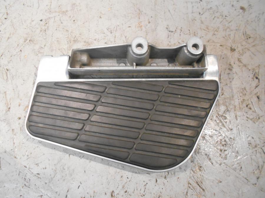 Framsidan på Fotplatta från en Honda GL 1800 -2001 motorcykel.