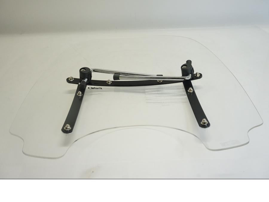 Vänster sida på Vindruta från en H-D Dyna Street Bob FXDB/I -2014 motorcykel.