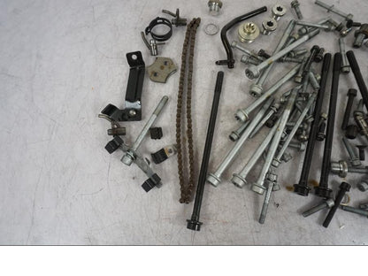 Vänster sida på Skruv / Mutter etc från en BMW K 1200 S -2005 motorcykel.