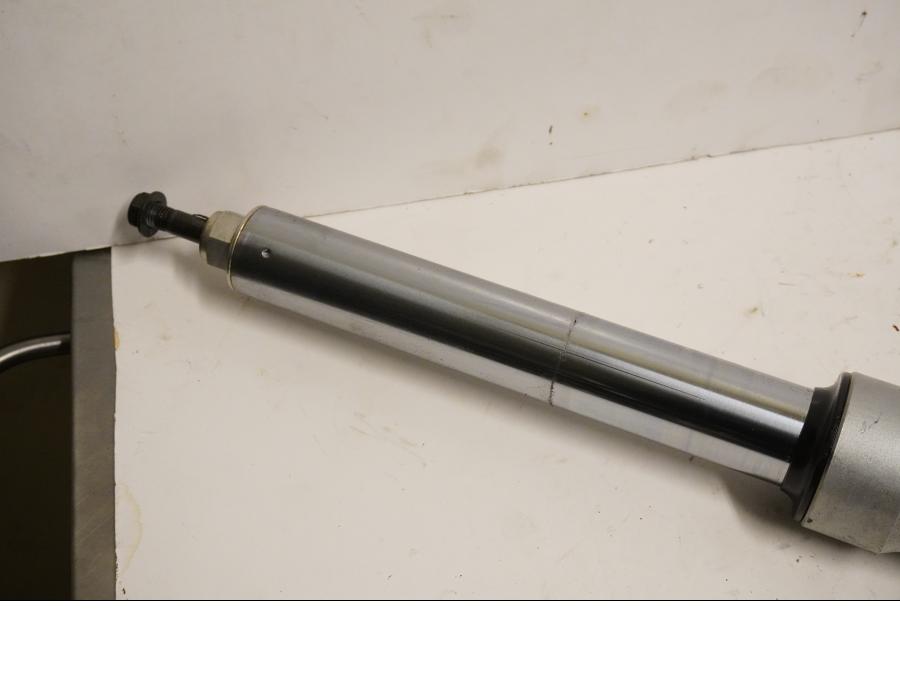 Snett uppifrån på Gaffelben från en BMW R 850 R -2004 motorcykel.