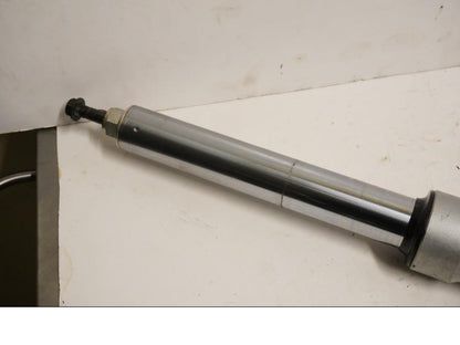 Snett uppifrån på Gaffelben från en BMW R 850 R -2004 motorcykel.