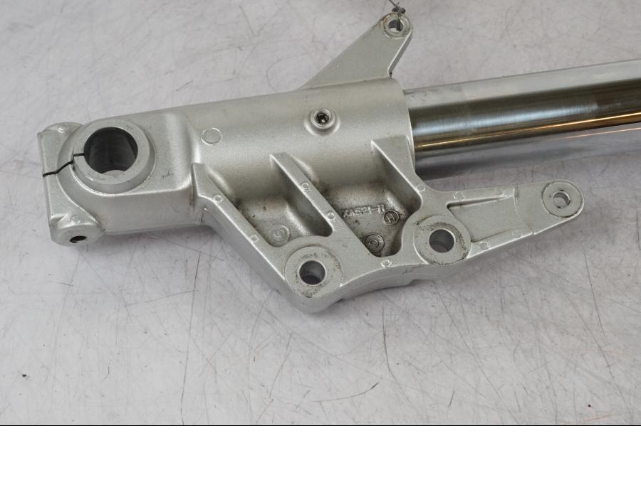 Snett nerifrån på Gaffelben från en Suzuki VZ 800 -2000 motorcykel.