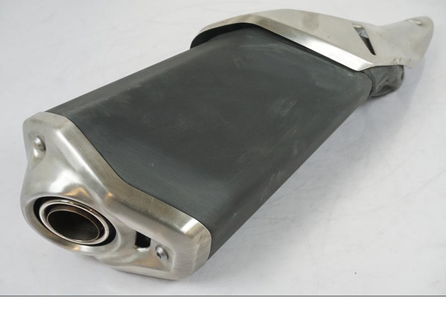 Snett uppifrån på Ljuddämpare från en Kawasaki Z 900 -2021 motorcykel.