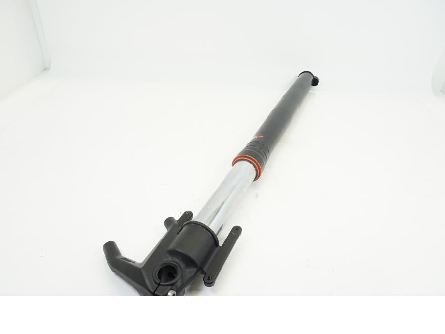 Baksidan på Gaffelben från en Triumph Tiger 1200 -2018 motorcykel.