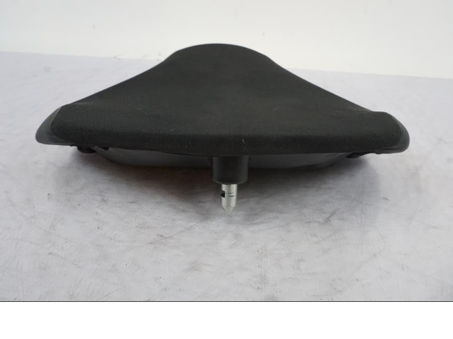 Vänster sida på Sadel från en KTM 1290 Super Duke R -2023 motorcykel.