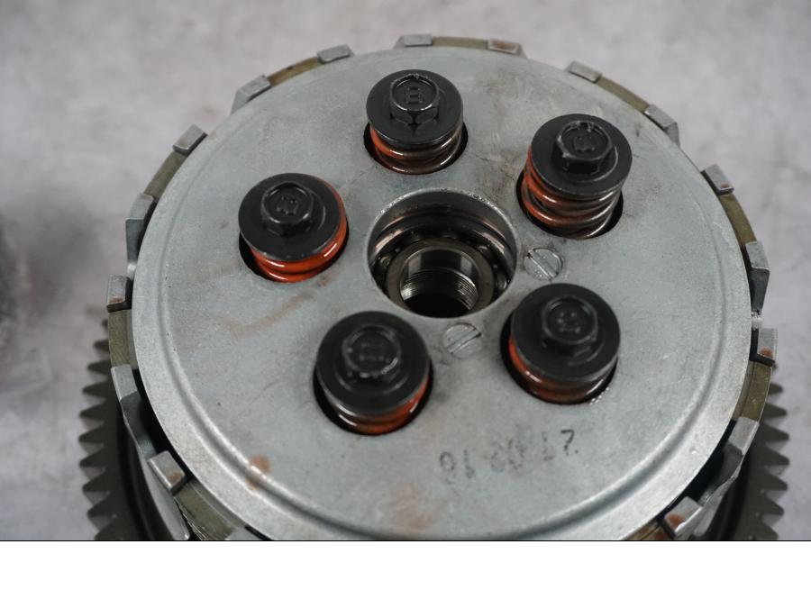 Snett uppifrån på Koppling från en Triumph Tiger Explorer -2016 motorcykel.