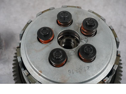 Snett uppifrån på Koppling från en Triumph Tiger Explorer -2016 motorcykel.