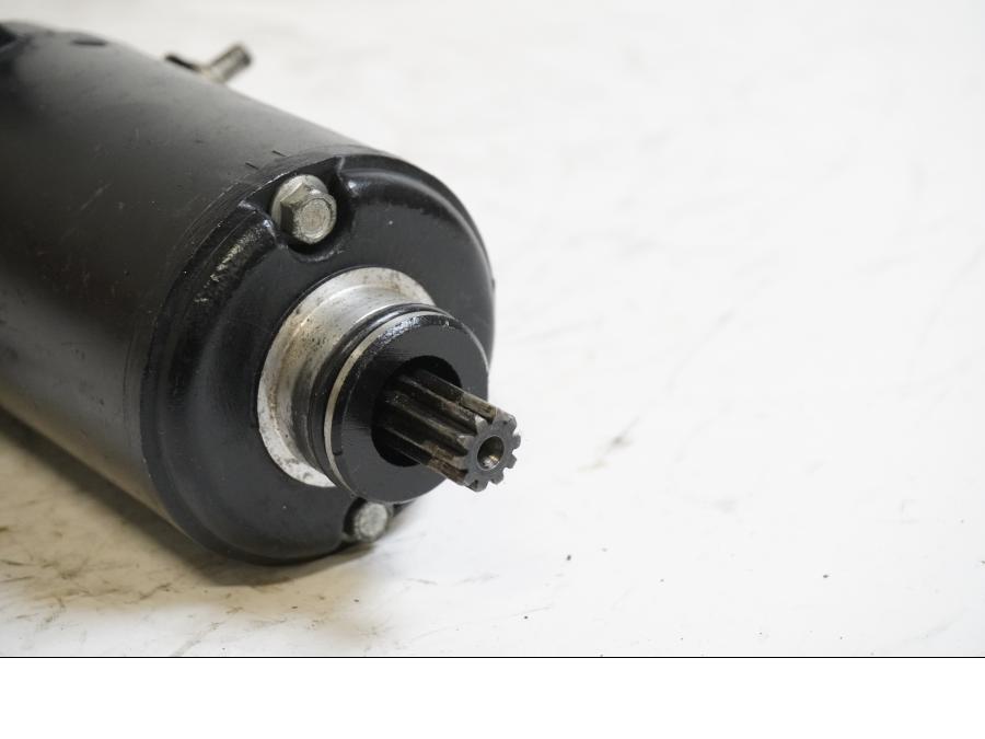 Baksidan på Startmotor från en Kawasaki ZX-9R -1997 motorcykel.