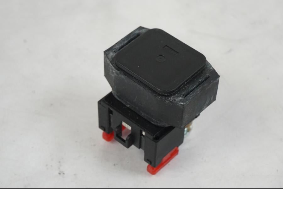 Vänster sida på Startrelä från en Yamaha MT-09 -2019 motorcykel.