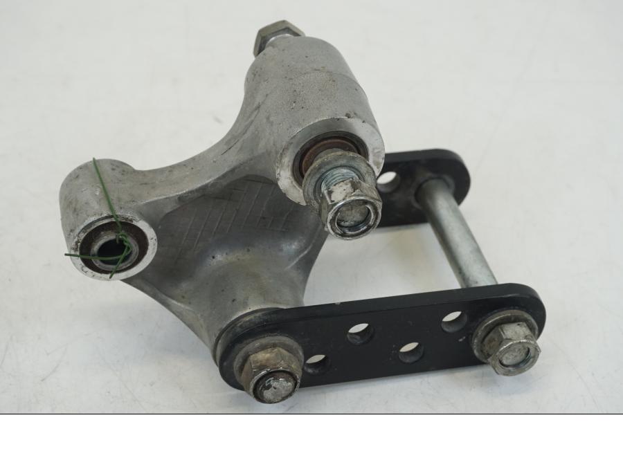 Framsidan på Stötdämparlänkage från en Yamaha XT 1200 A -2010 motorcykel.