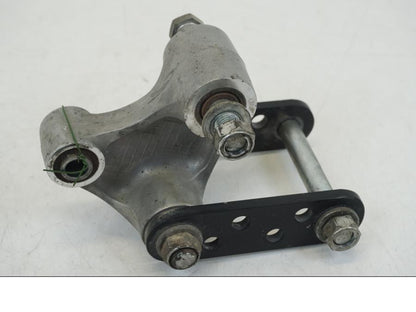 Framsidan på Stötdämparlänkage från en Yamaha XT 1200 A -2010 motorcykel.