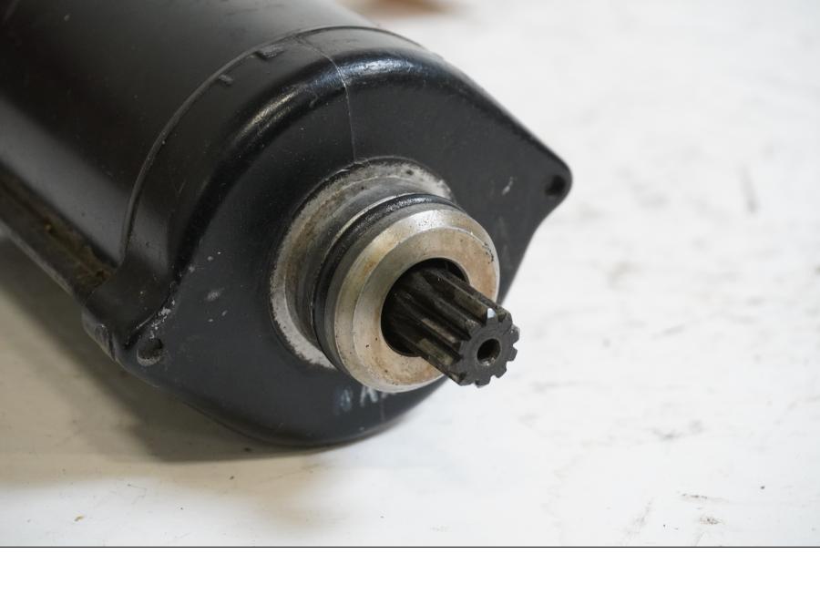 Baksidan på Startmotor från en Kawasaki ZZR 1100 -1991 motorcykel.