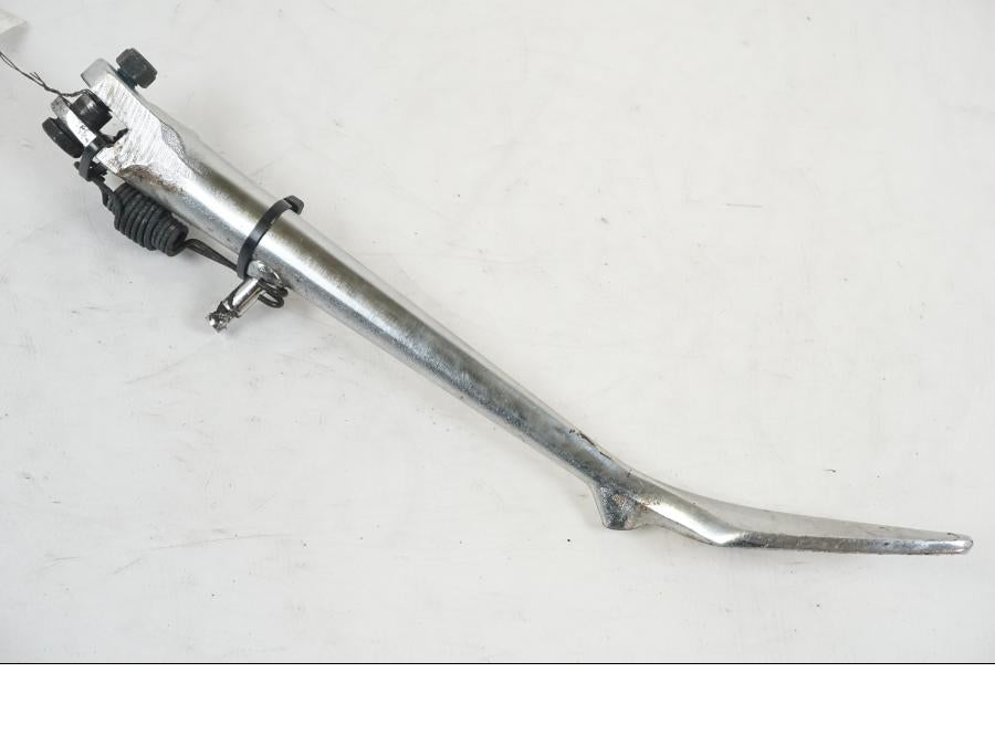 Snett uppifrån på Sidostöd från en Suzuki VZR 1800 -2009 motorcykel.