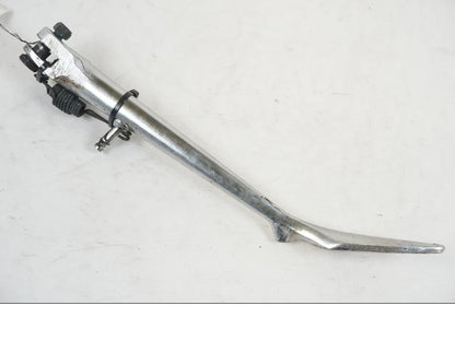 Snett uppifrån på Sidostöd från en Suzuki VZR 1800 -2009 motorcykel.