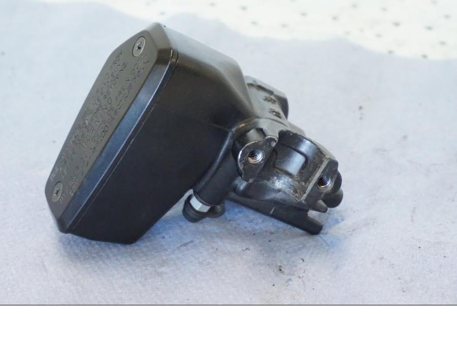 Baksidan på Bromshuvudcylinder från en Suzuki GSX 1300 BK -2008 motorcykel.