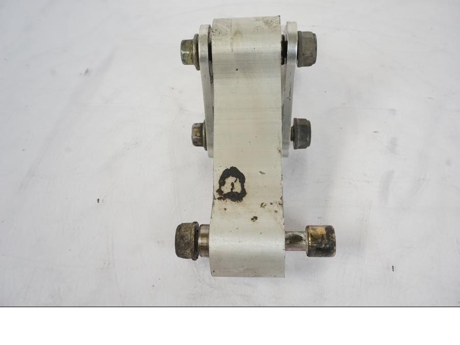 Snett nerifrån på Stötdämparlänkage från en Honda VFR 750 -1994 motorcykel.