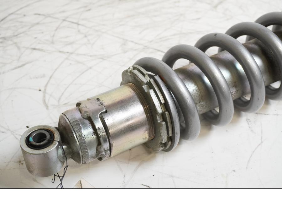 Baksidan på Stötdämpare från en Honda CRF 250 -2013 motorcykel.