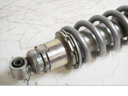 Baksidan på Stötdämpare från en Honda CRF 250 -2013 motorcykel.