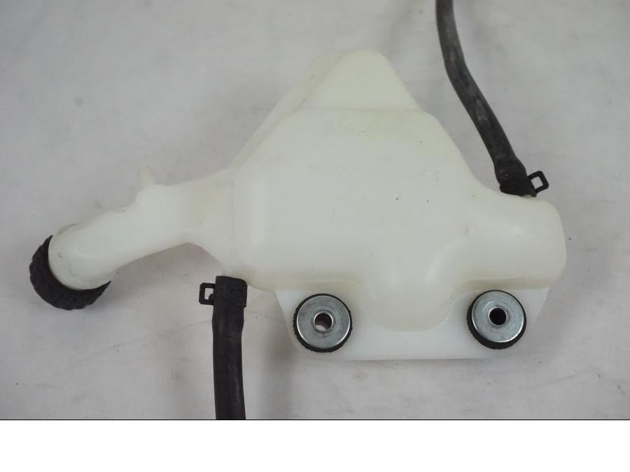 Vänster sida på Vattenexpansionskärl från en KTM 390 Adventure -2021 motorcykel.