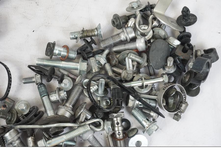 Höger sida på Skruv / Mutter etc från en Suzuki GSX-R 750 -2007 motorcykel.