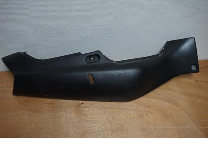 Höger sida på <p>Bakvinge höger från Suzuki GSX-R 1995.</p>

<p>Lackobjekt, lagad insida bak.</p> motorcykel.