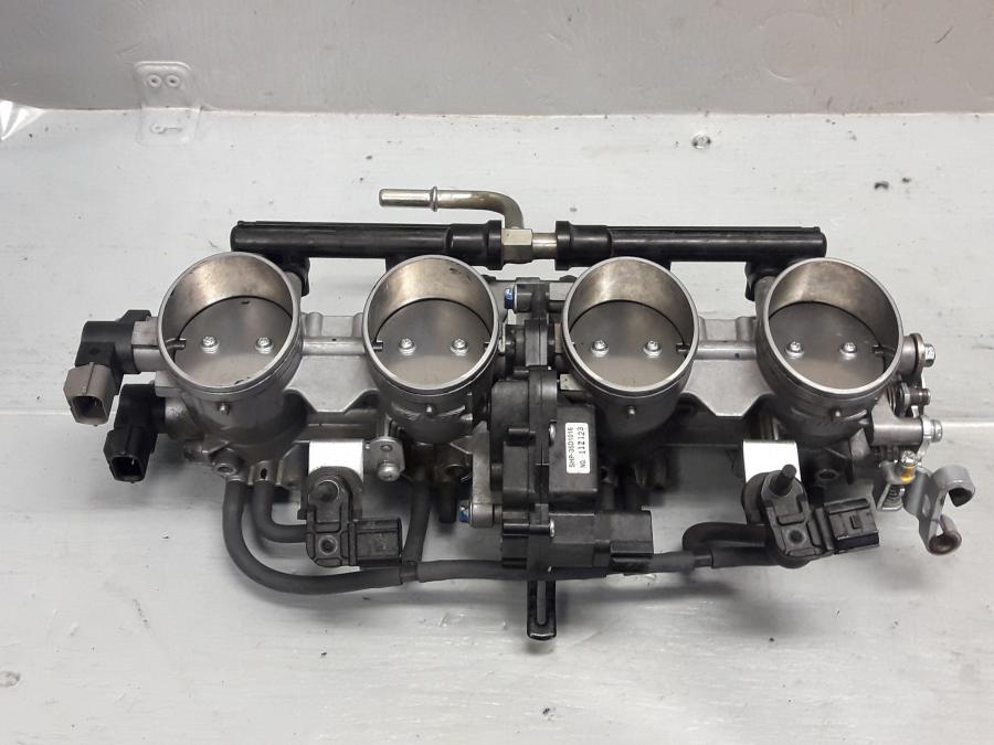 Framsidan på Spjällhus från en Kawasaki Z 1000 -2013 motorcykel.